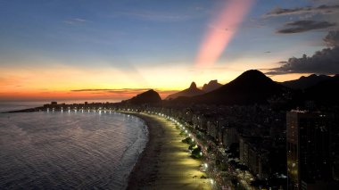 Copacabana 'da Günbatımı Plajı Rio De Janeiro Brezilya. Yaz tatilinde harika bir sahil manzarası olan kuş bakışı. Sunset Coast Sky Bulutları Şehir Denizi. Uluslararası Panorama Manzarası.