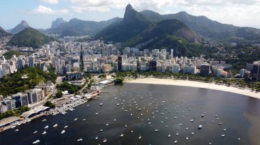 Rio De Janeiro Skyline Rio De Janeiro Brezilya 'da. Kuşlar, sokaklar ve binalarla çarpıcı şehir manzarasına bakıyor. Cennet Adası Manzarası Minnettar Güzel. Yaz Zamanı Minnettar Kıyı.