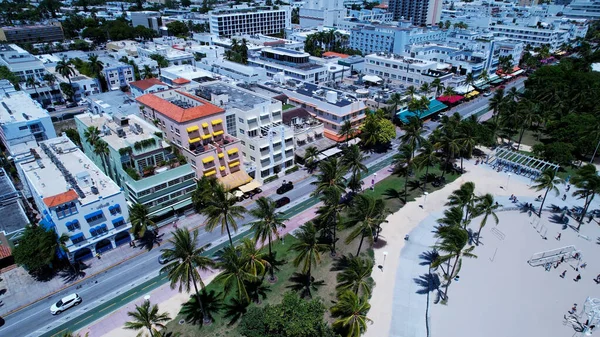 Miami Beach Florida 'da Ocean Drive Bulvarı. Şehir merkezinin modern binalarla dolup taşması. Sahil Bulutları Yaz mevsimi. Sahil Panorama. Miami Plajı Florida.
