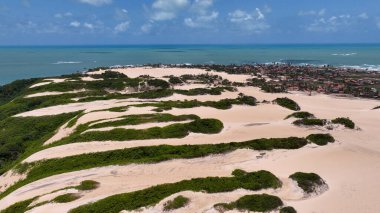 Natal Rio Grande Do Norte Brezilya 'daki Genipabu Plajı. Turkuaz Okyanus Dalgaları Tropik Sahile Yavaşça Çarpıyor. Shore Sky Clouds Plaj Denizi. Uluslararası Plaj Panoraması. Natal Rio Grande do Norte.