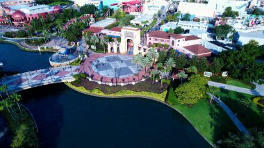 Orlando Florida 'da evrensel giriş. Ünlü Lunaparkın nefes kesici hava manzarası. İş Bulutları Gökyüzü Şehir Merkezi. İş dünyası geniş çaplı. Orlando Florida.