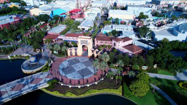 Orlando Florida 'daki Universal Stüdyoları. Yukarıdan görünüşlü çeşitli gezintileri olan Renkli Lunapark. Altyapı Skyline Gökdelenleri çarpıcı. Altyapı Mimarlık Şirketi.