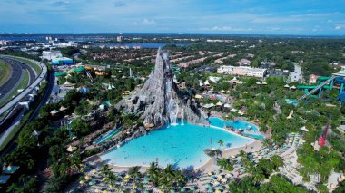 Orlando Florida 'daki Volcano Körfezi Parkı. Ünlü Lunaparkın nefes kesici hava manzarası. Metropolitan Manzara Gökdelenleri. Güzel. Metropolitan Şehir. Orlando Florida.