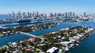 Miami Skyline, Florida 'da, ABD' de. Plaj manzarası. Liman Koyu Sahnesi. Şehir merkezinde. Miami Skyline, Florida 'da, ABD' de. İnanılmaz Şehir Manzarası.