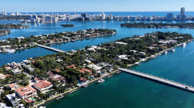 Florida 'daki Miami Beach' te Palm Island. Plaj manzarası. Şehir merkezinde. Seyahat güzergahı. Florida 'daki Miami Beach' te Palm Island. Doğa Deniz Burnu.