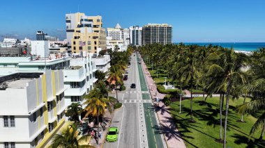 Florida 'daki Miami Beach' te Ocean Drive. Manzaralı Yükseliş Binaları. Güzel Skyline. Büyük Şehir Manzarası. Florida 'daki Miami Beach' te Ocean Drive. Şehir Plajı.