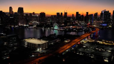 Florida 'da, Miami' de Sunset City. Günbatımı Şehri. Aydınlatılmış şehir manzarası. Şehir merkezinde. Florida 'da, Miami' de Sunset City. Huzurlu Günbatımı Gökyüzü.
