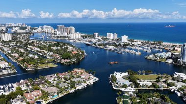 Fort Lauderdale Skyline Florida 'da Fort Lauderdale' de. Plaj manzarası. Şehir merkezinde. Seyahat güzergahı. Fort Lauderdale Skyline, Florida Birleşik Devletleri. Doğa Deniz Burnu.