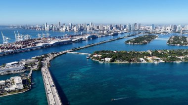 Miami Skyline, Florida 'da, ABD' de. Plaj manzarası. Liman Koyu Sahnesi. Şehir merkezinde. Miami Skyline, Florida 'da, ABD' de. İnanılmaz Şehir Manzarası.