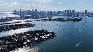 Miami Skyline, Florida 'da, ABD' de. Plaj manzarası. Liman Koyu Sahnesi. Şehir merkezinde. Miami Skyline, Florida 'da, ABD' de. İnanılmaz Şehir Manzarası.