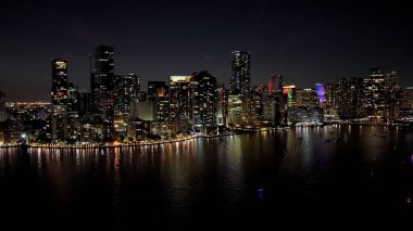 Miami Skyline, Florida 'da, ABD' de. Aydınlanmış Şehir. Gece Şehri Sahnesi. Şehir merkezinde. Florida 'daki Miami Skyline. Çarpıcı Şehir Manzarası.