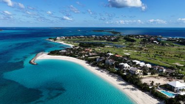 Bahamalar Nassau Bahamalar 'daki Cennet Adası' nda paraşütle atlıyor. Plaj manzarası. Liman Koyu Sahnesi. Şehir merkezinde. Bahamalar Nassau Bahamalar 'daki Cennet Adası' nda paraşütle atlıyor. İnanılmaz Karayip Denizi.