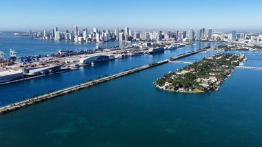 Miami Beach Skyline, Florida 'daki Miami Beach' te. Çarpıcı şehir manzarası. Plaj manzarası. Highrise Binaları. Florida 'daki Miami Beach Skyline. Doğa Arkaplanı.