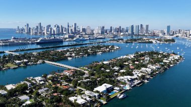 Miami Skyline, Florida 'da, ABD' de. Şehir Plajı. Bay Water Sahnesi. Şehir merkezinde. Miami Skyline, Florida 'da, ABD' de. Huzurlu Manzara.