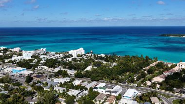 New Providence Bahamalar 'daki Nassau' da Cable Beach. Çarpıcı şehir manzarası. Plaj manzarası. Highrise Binaları. Nassau 'daki Cable Beach New Providence Bahamas' da. Karayip Arkaplanı.