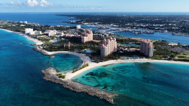 Nassau Bahamalar 'daki Cennet Adası' nda Nassau Skyline. Plaj manzarası. Şehir merkezinde. Seyahat güzergahı. Nassau Bahamalar 'daki Cennet Adası' nda Nassau Skyline. Doğa Deniz Burnu.