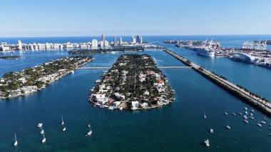 Florida 'daki Miami Beach' te Palm Island. Şehir Plajı. Bay Water Sahnesi. Şehir merkezinde. Florida 'daki Miami Beach' te Palm Island. Huzurlu Manzara.