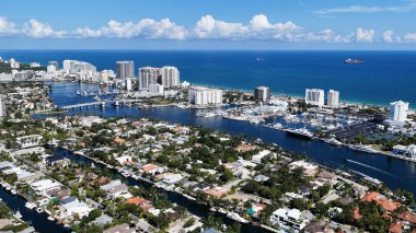 Fort Lauderdale Skyline Florida 'da Fort Lauderdale' de. Manzaralı Yükseliş Binaları. Güzel Skyline. Büyük Şehir Manzarası. Fort Lauderdale Skyline, Florida Birleşik Devletleri. Şehir Plajı.
