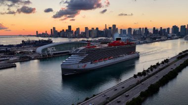 Miami Skyline, Florida 'da, ABD' de. Günbatımı Biscayne Körfezi. Aydınlatılmış şehir manzarası. Şehir merkezinde. Miami Skyline, Florida 'da, ABD' de. Seyahat Yelkenlisi.