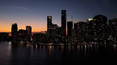 Florida, ABD 'de, Miami' de Sunset Skyline. Günbatımı Şehri. Highrise Binaları. Şehir merkezinde. Florida, ABD 'de, Miami' de Sunset Skyline. Biscayne Körfezi Konut Binaları.