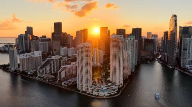 Miami Beach Skyline, Florida 'daki Miami Beach' te. Günbatımı Biscayne Körfezi. Aydınlatılmış şehir manzarası. Şehir merkezinde. Miami Beach Skyline, Florida 'daki Miami Beach' te. İnanılmaz Günbatımı Gökyüzü.