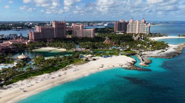Bahamalar Nassau Bahamalar 'daki Cennet Adası' nda paraşütle atlıyor. Resort Peyzaj. Plaj manzarası. Karayip Denizi. Bahamalar Nassau Bahamalar 'ında Skyline. Doğa Deniz Burnu.