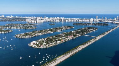 Miami Beach Skyline, Florida 'daki Miami Beach' te. Çarpıcı şehir manzarası. Plaj manzarası. Highrise Binaları. Florida 'daki Miami Beach Skyline. Doğa Arkaplanı.