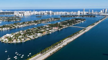 Florida 'daki Miami Beach' te Palm Island. Manzaralı Yükseliş Binaları. Güzel Skyline. Büyük Şehir Manzarası. Florida 'daki Miami Beach' te Palm Island. Şehir Plajı.
