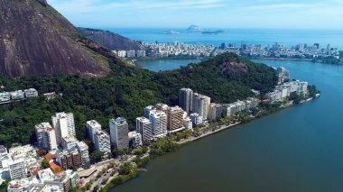 Rio de Janeiro Brezilya 'daki Rodrigo De Freitas Gölü. Kristal berrak sularla sersemletici sahilin havadan görünüşü. Sahil Gökyüzü Sahil Kıyısı Yaz Zamanı. Deniz kenarındaki panoramik. Rio de Janeiro Brezilya.