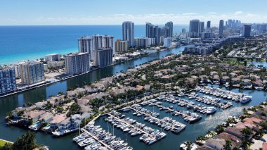 Hollywood Beach Skyline, Florida 'da Hollywood Plajı' nda. Plaj manzarası. Şehir merkezinde. Seyahat güzergahı. Florida 'daki Hollywood Sahili Skyline. Doğa Deniz Burnu.