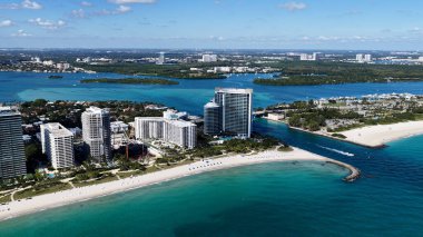 Sunny Isles Skyline, Florida 'daki Sunny Isles Sahili' nde. Çarpıcı şehir manzarası. Plaj manzarası. Highrise Binaları. Florida 'daki Sunny Isles Sahili' nde Sunny Isles Skyline. Doğa Arkaplanı.
