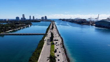 Miami Beach Skyline, Florida 'daki Miami Beach' te. Çarpıcı şehir manzarası. Plaj manzarası. Highrise Binaları. Florida 'daki Miami Beach Skyline. Doğa Arkaplanı.