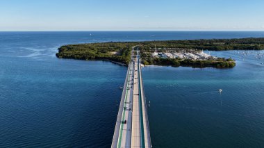Florida, Miami 'deki Crandon Parkı. Plaj manzarası. Liman Koyu Sahnesi. Şehir merkezinde. Florida 'daki Crandon Parkı. İnanılmaz Şehir Manzarası.