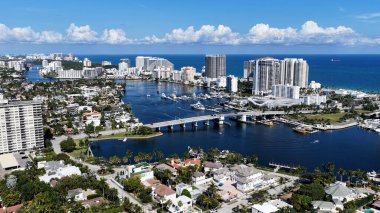 Fort Lauderdale Skyline Florida 'da Fort Lauderdale' de. Çarpıcı şehir manzarası. Plaj manzarası. Highrise Binaları. Fort Lauderdale Skyline, Florida Birleşik Devletleri. Doğa Arkaplanı.