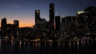 Miami 'deki Brickell Körfezi Amerika Birleşik Devletleri' nde. Günbatımı Şehri. Muhteşem Biscayne Körfezi. Şehir merkezinde. Miami 'deki Brickell Körfezi Amerika Birleşik Devletleri' nde. Yükseklik Binaları.