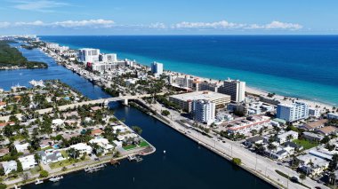 Hollywood Beach Skyline, Florida 'da Hollywood Plajı' nda. Çarpıcı şehir manzarası. Plaj manzarası. Highrise Binaları. Florida 'daki Hollywood Sahili Skyline. Doğa Arkaplanı.