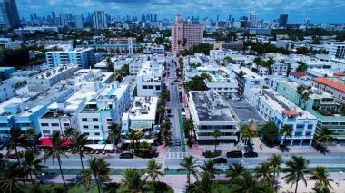 Miami Beach Skyline, Amerika Birleşik Devletleri. Yaz tatilinde harika bir sahil manzarası olan kuş bakışı. Sahil Bulutları Yaz mevsimi. Sahil Kapısı Kapsama Alanı Geniş.