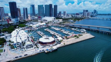 Miami Skyline, Florida Birleşik Devletleri. Yükselen Binalar ve Şehir Yaşamını Gösteren Trafik Gösterileri. İş Bulutları Gökyüzü Şehir Merkezi. İş dünyası geniş çaplı. Miami Florida.