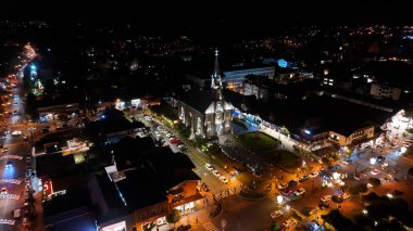 Rio Grande Do Sul Brezilya 'daki Gece Katedrali Kilisesi. İnanılmaz Skysraper 'lar ve caddedeki trafik yukarıdan izleniyor. Şehir Bulutları Yapısı Gökyüzü Aydınlanmış Şehir. Aydınlatılmış Şehir Simgesi.