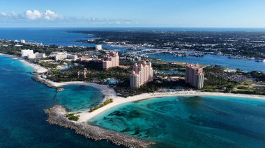 New Providence Bahamalar 'daki Paradise Island Skyline at Nassau. Karayip silueti. Plaj manzarası. Highrise Binaları. Nassau 'daki Paradise Island Skyline New Providence Bahamas' da. Doğa Arkaplanı.