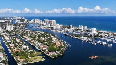 Fort Lauderdale Skyline Florida 'da Fort Lauderdale' de. Plaj manzarası. Şehir merkezinde. Seyahat güzergahı. Fort Lauderdale Skyline, Florida Birleşik Devletleri. Doğa Deniz Burnu.