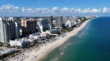 Fort Lauderdale Skyline Florida 'da Fort Lauderdale' de. Plaj manzarası. Liman Koyu Sahnesi. Şehir merkezinde. Fort Lauderdale Skyline, Florida Birleşik Devletleri. İnanılmaz Şehir Manzarası.