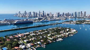 Miami Skyline, Florida 'da, ABD' de. Manzaralı Yükseliş Binaları. Güzel Skyline. Büyük Şehir Manzarası. Miami Skyline, Florida 'da, ABD' de. Şehir Plajı.