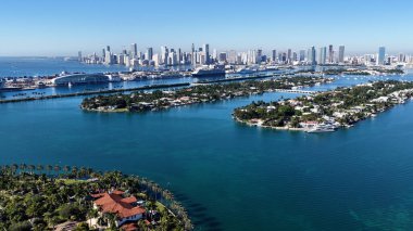 Miami Beach Skyline, Florida 'daki Miami Beach' te. Şehir Plajı. Bay Water Sahnesi. Şehir merkezinde. Florida 'daki Miami Beach Skyline. Huzurlu Manzara.