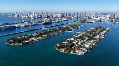 Miami Beach Skyline, Florida 'daki Miami Beach' te. Şehir Plajı. Bay Water Sahnesi. Şehir merkezinde. Florida 'daki Miami Beach Skyline. Huzurlu Manzara.