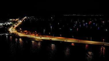Florida 'da, Miami' de Virginia Key Plajı. Çarpıcı Gece Kumsalı. Plaj manzarası. Aydınlatılmış Tekneler. Florida 'daki Virginia Key Beach. Otoyol Arkaplanı.