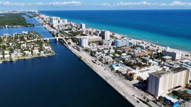 Hollywood Beach Skyline, Florida 'da Hollywood Plajı' nda. Plaj manzarası. Şehir merkezinde. Seyahat güzergahı. Florida 'daki Hollywood Sahili Skyline. Doğa Deniz Burnu.