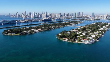 Miami Skyline, Florida 'da, ABD' de. Plaj manzarası. Şehir merkezinde. Seyahat güzergahı. Miami Skyline, Florida 'da, ABD' de. Doğa Deniz Burnu.