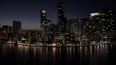 Miami Skyline, Florida 'da, ABD' de. Aydınlanmış Şehir. Gece Şehri Sahnesi. Şehir merkezinde. Florida 'daki Miami Skyline. Çarpıcı Şehir Manzarası.
