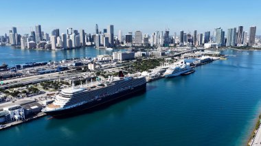 Miami Skyline, Florida 'da, ABD' de. Plaj manzarası. Şehir merkezinde. Seyahat güzergahı. Miami Skyline, Florida 'da, ABD' de. Doğa Deniz Burnu.